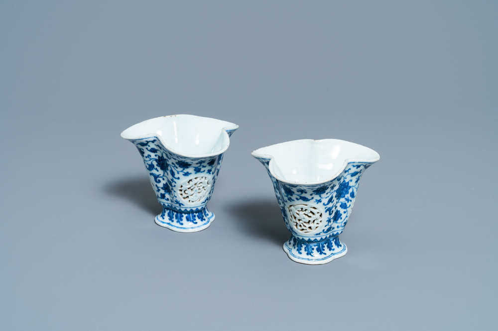 Une paire de coupes libatoires trilob&eacute;es en porcelaine de Chine en bleu et blanc &agrave; double parois, Qianlong