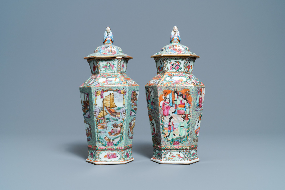 Twee Chinese zeshoekige Canton famille rose dekselvazen, 19e eeuw