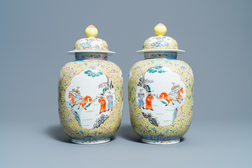 Une paire de vases couverts en porcelaine de Chine famille rose &agrave; fond jaune, marque de Guangxu, R&eacute;publique