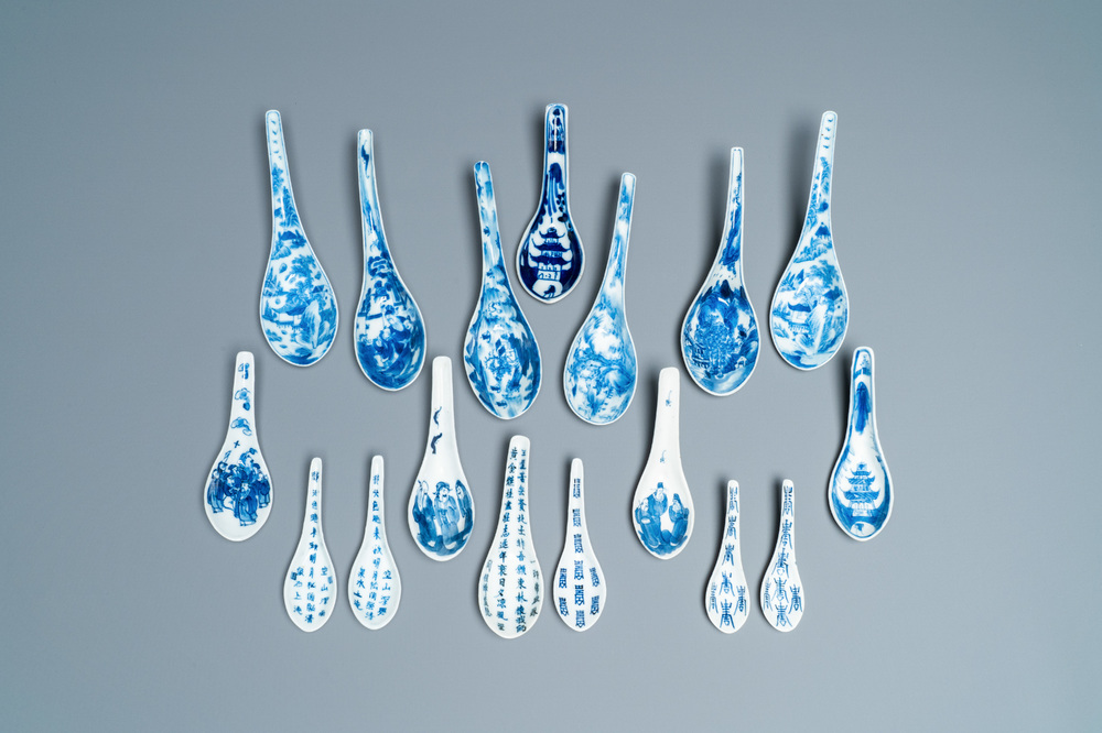Zeventien Chinese blauw-witte lepels, 19/20e eeuw
