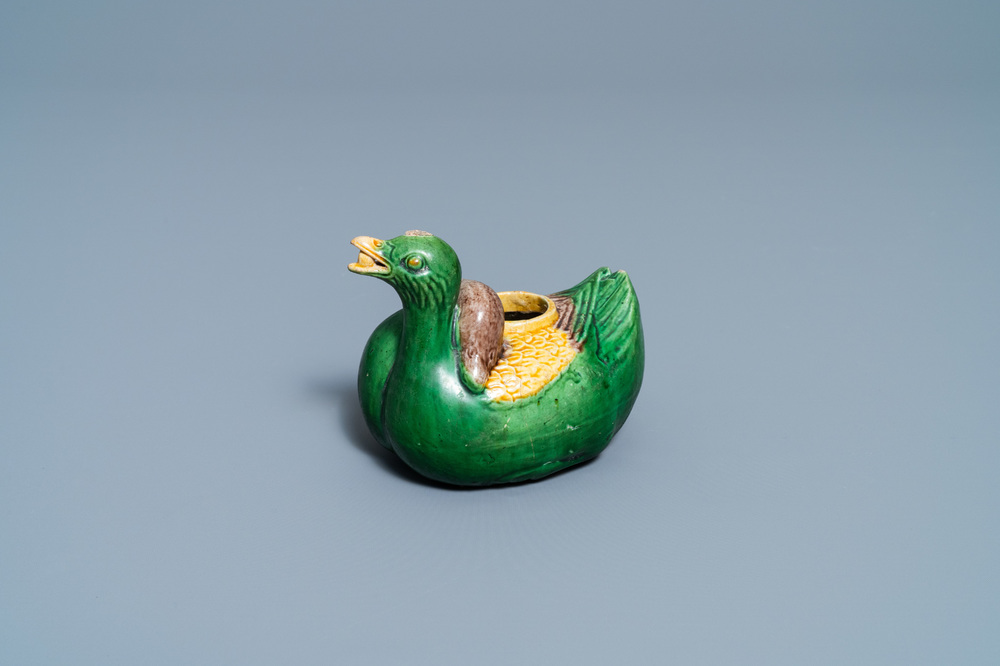 Een Chinese sancai-geglazuurde waterdruppelaar in de vorm van een eend, Ming