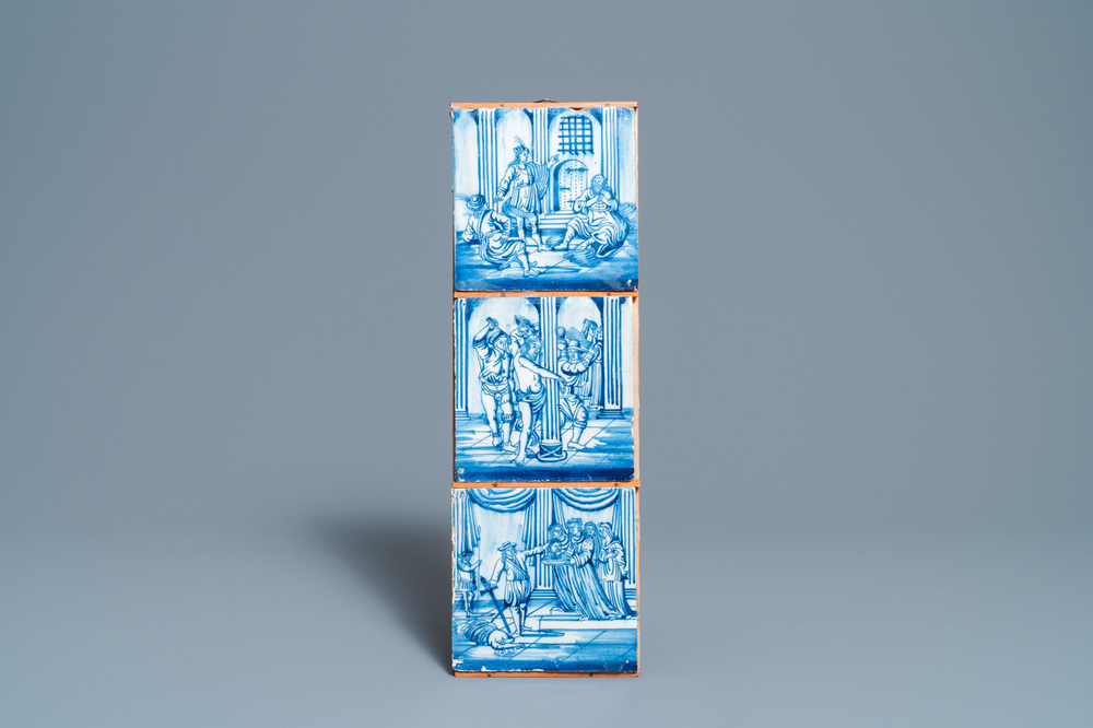 Trois carreaux aux sujets religieux en fa&iuml;ence de Delft en bleu et blanc, 18&egrave;me