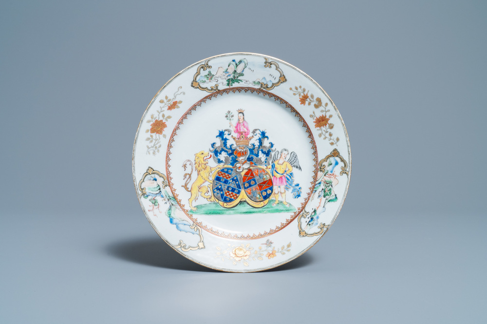 Une assiette armori&eacute;e en porcelaine de Chine famille rose pour le march&eacute; belge, Yongzheng/Qianlong