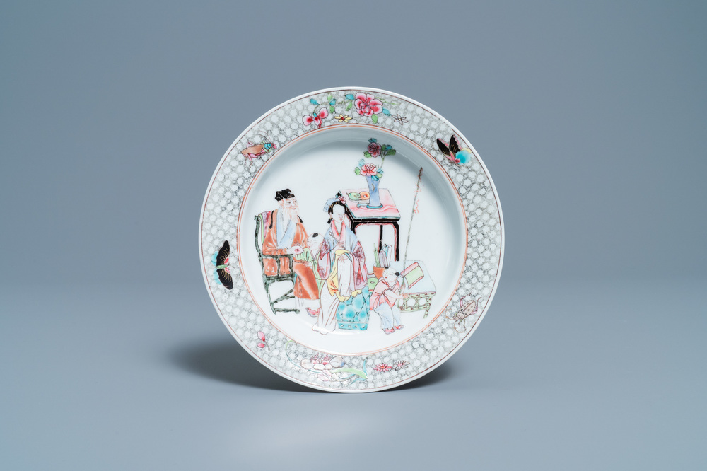 Une assiette en porcelaine de Chine famille rose &agrave; d&eacute;cor de figures dans un int&eacute;rieur, Yongzheng
