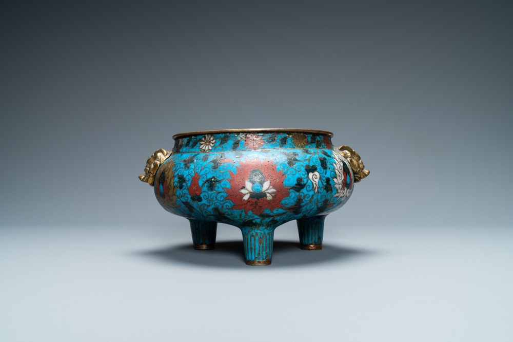 Een grote Chinese driepotige cloisonn&eacute; wierookbrander, Ming