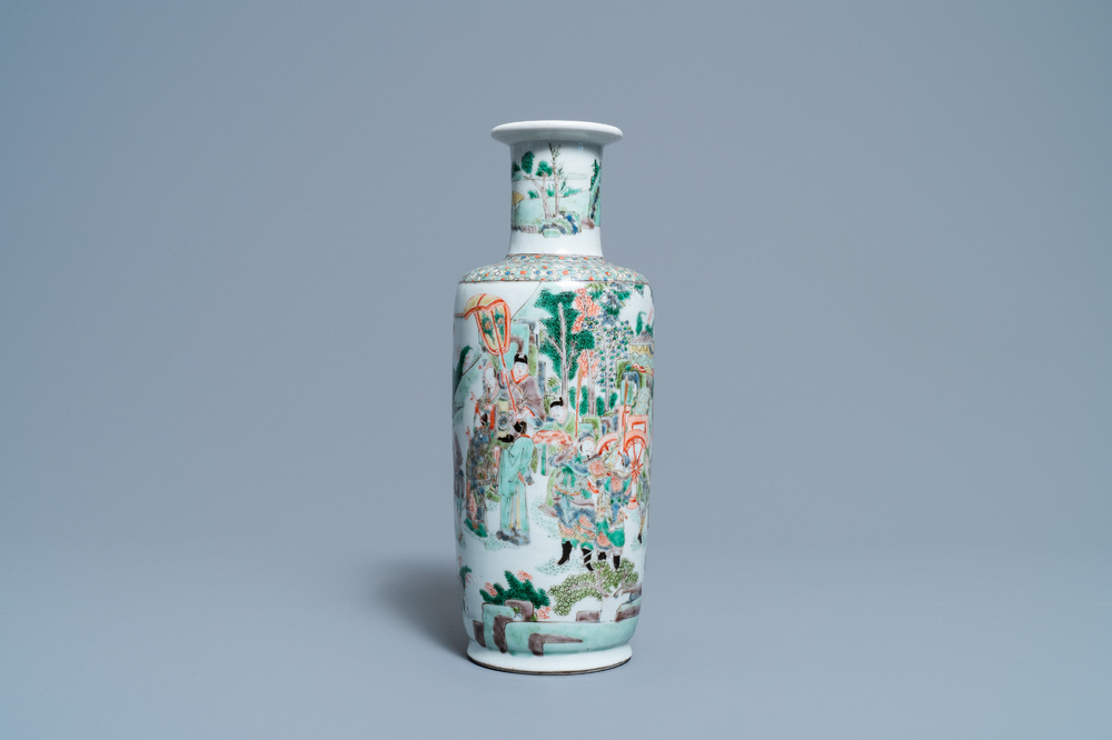 Un vase de forme rouleau en porcelaine de Chine famille verte &agrave; d&eacute;cor 'Feng shen bang', Kangxi