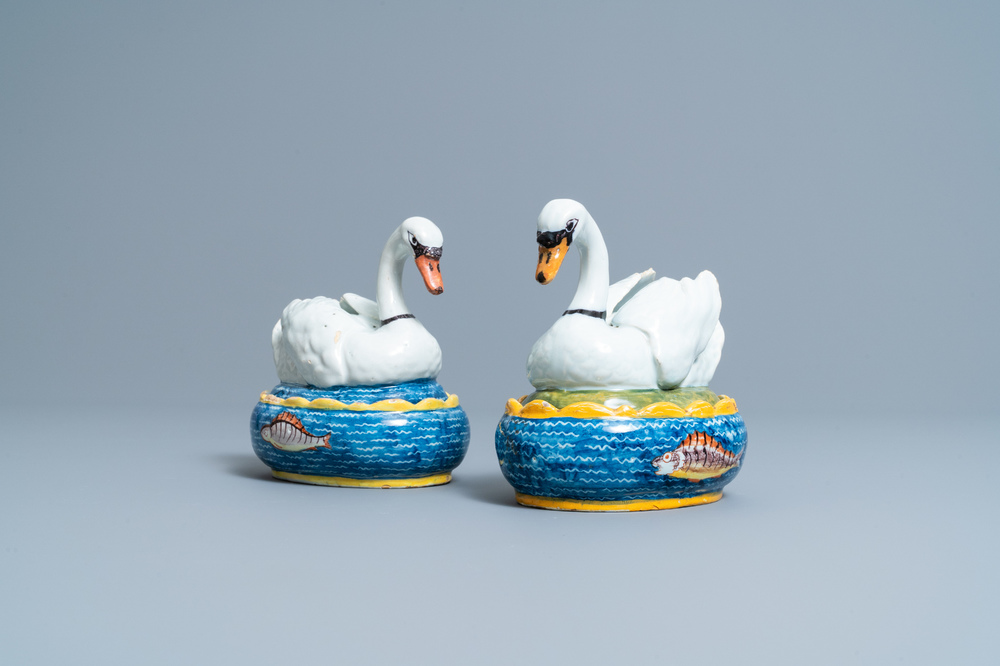 Une paire de beurriers couverts en forme de cygne en fa&iuml;ence polychrome de Delft, 18&egrave;me