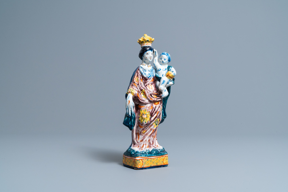 Een polychrome Delftse figuur van de madonna met kind, 18e eeuw