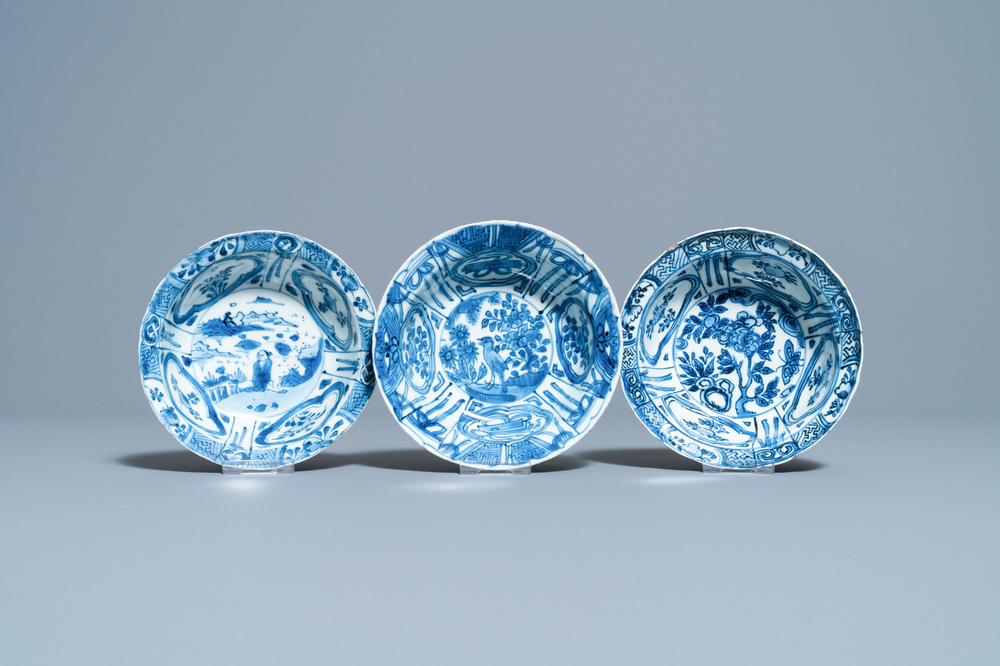 Trois bols de type klapmuts en porcelaine de Chine en bleu et blanc de type kraak, Wanli