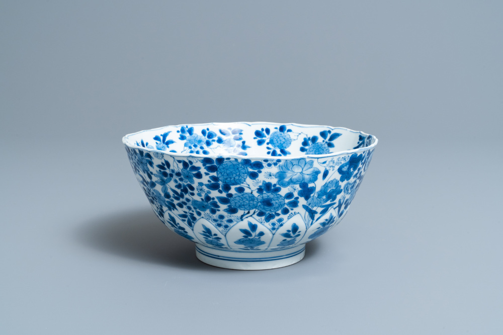 Een Chinese blauw-witte kom met floraal decor, Kangxi merk en periode