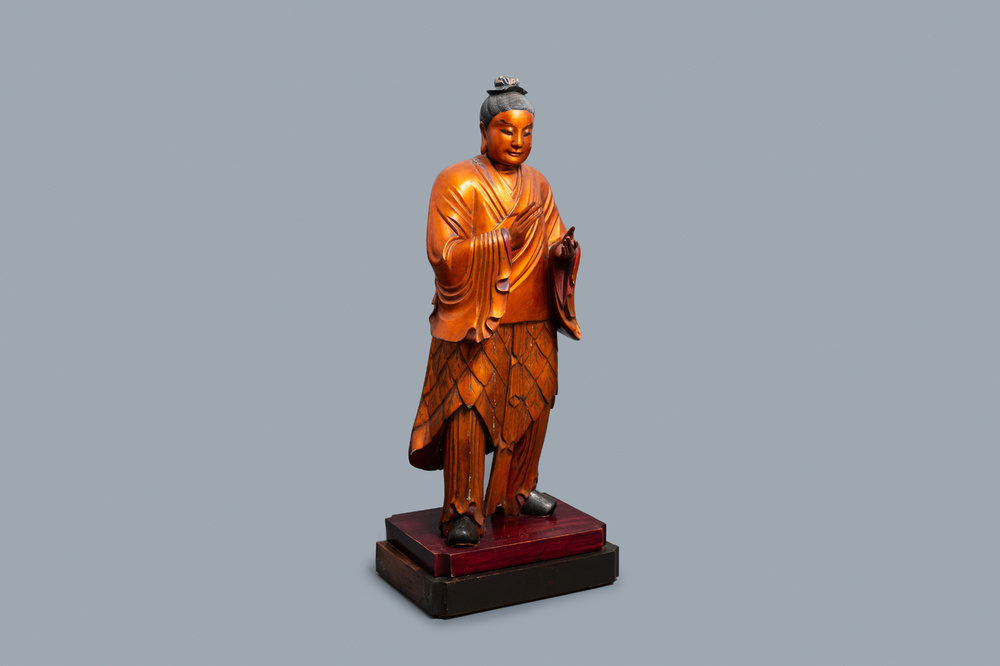 Une tr&egrave;s grande figure d'un homme debout en bois sculpt&eacute; et dor&eacute;, Chine, 18/19&egrave;me