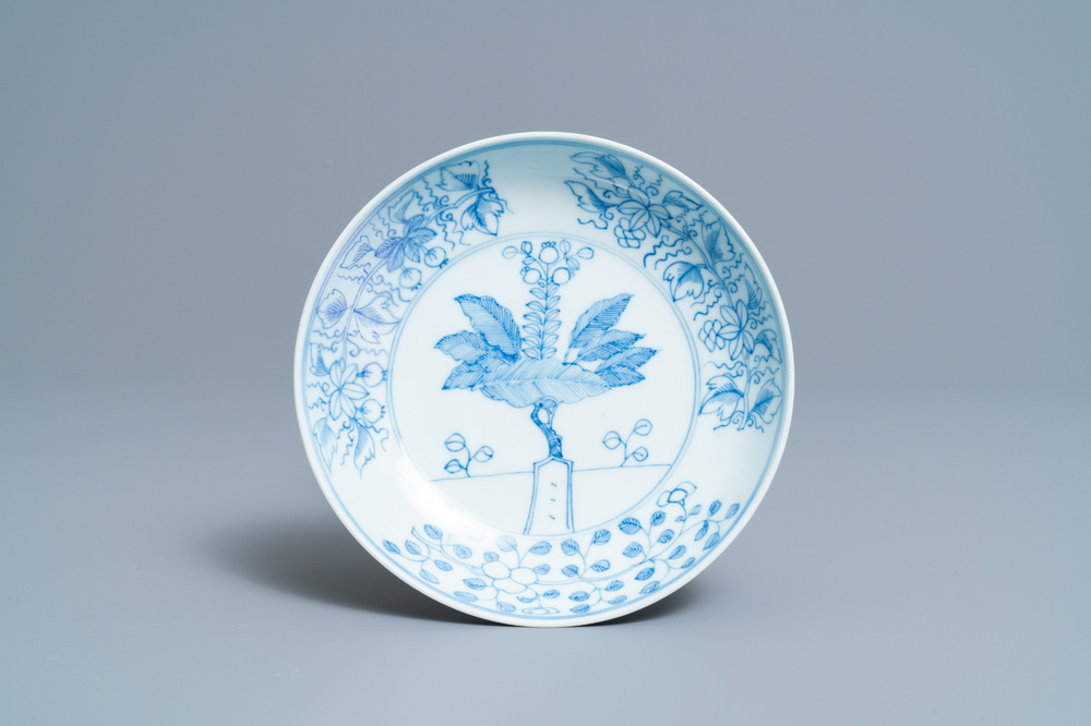 Une assiette en porcelaine de Chine en bleu et blanc &agrave; d&eacute;cor d'un grenadier, marque et &eacute;poque de Yongzheng