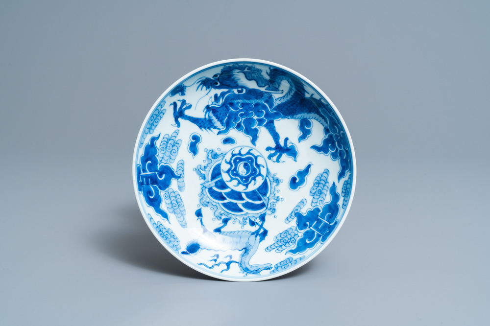 Une assiette en porcelaine de Chine en bleu et blanc &agrave; d&eacute;cor d'un dragon et d'un qilin, marque et &eacute;poque de Yongzheng