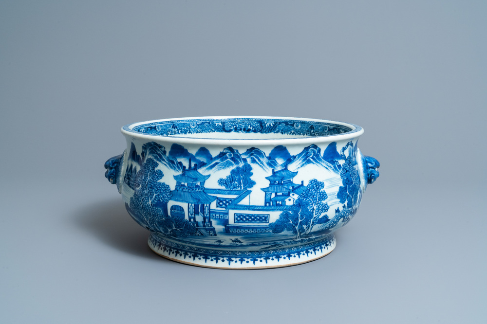 Un grand br&ucirc;le-parfum en porcelaine de Chine en bleu et blanc, Qianlong
