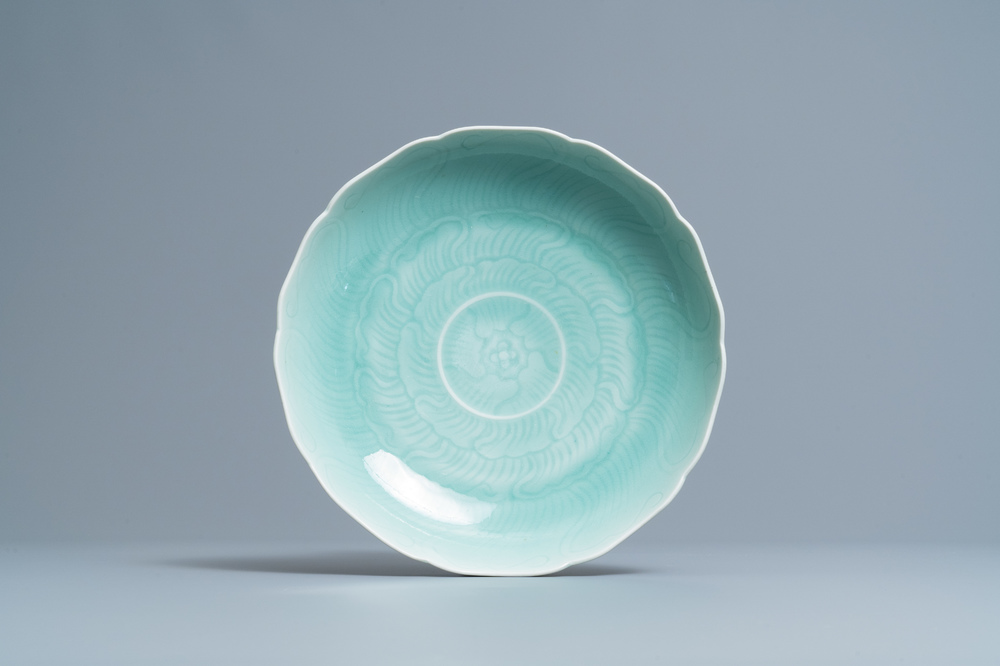 Un plat 'lotus' en porcelaine de Chine c&eacute;ladon monochrome, Qianlong