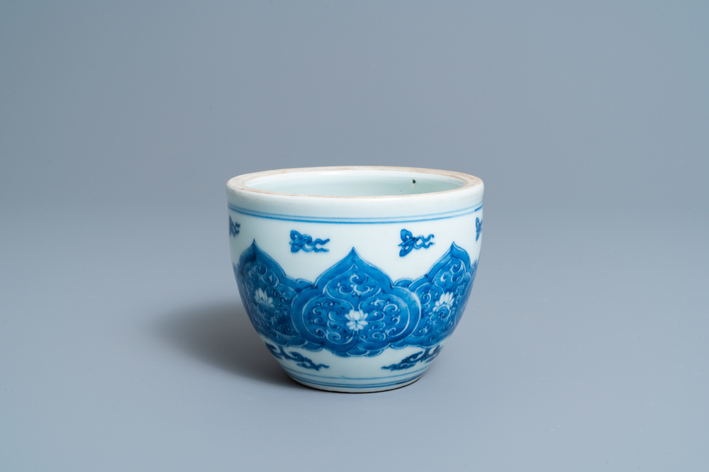 Une petite jardini&egrave;re en porcelaine de Chine en bleu et blanc, Kangxi