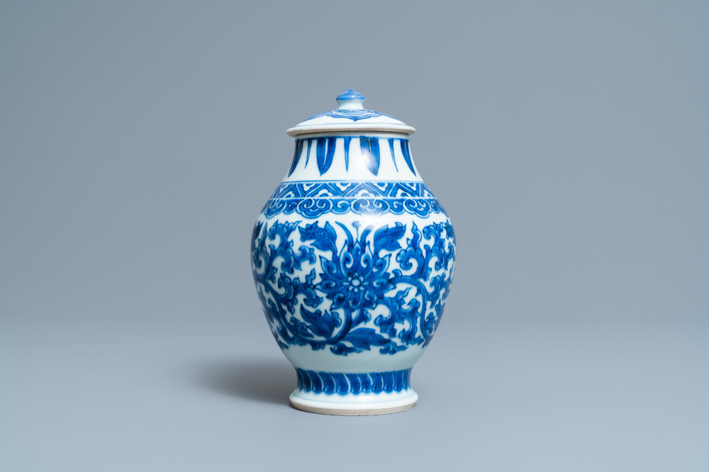 Un pot couvert en porcelaine de Chine en bleu et blanc &agrave; d&eacute;cor de rinceaux de lotus, &eacute;poque Transition