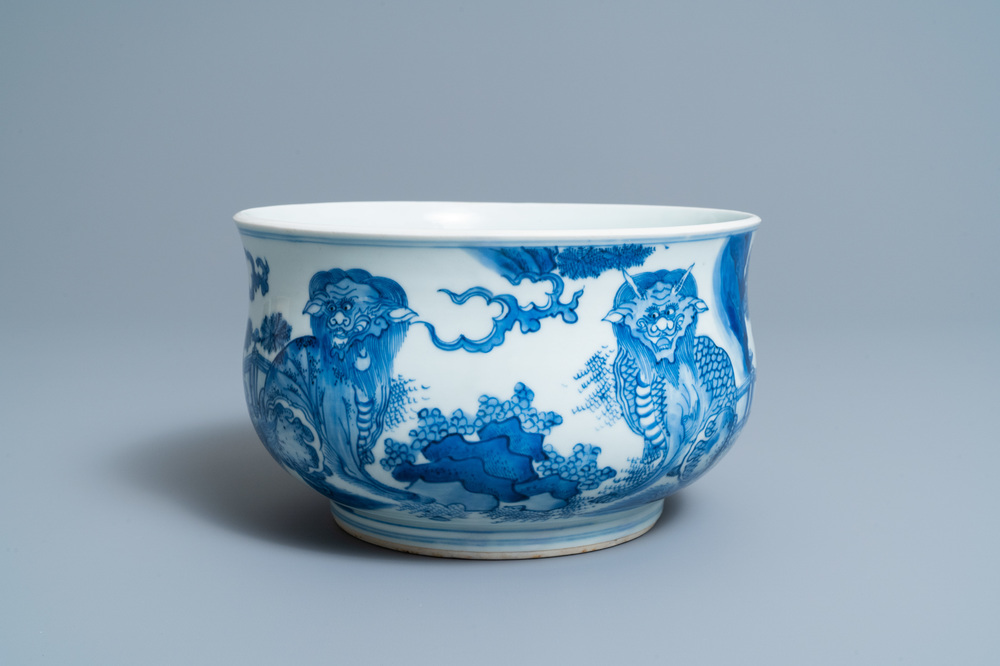 Un br&ucirc;le-parfum en porcelaine de Chine en bleu et blanc &agrave; d&eacute;cor d'animaux mythiques, &eacute;poque Transition