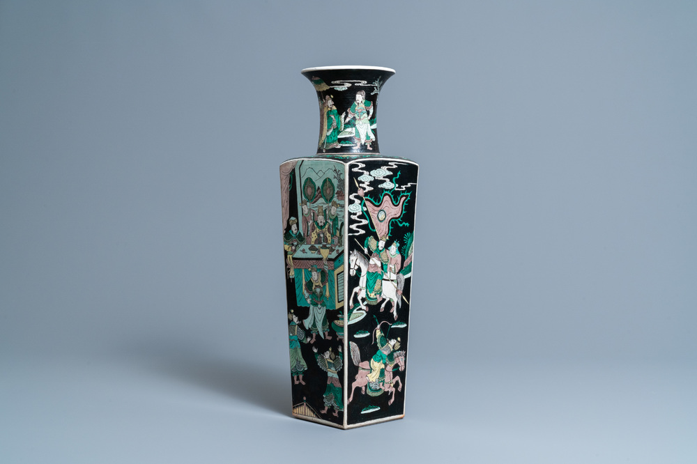 Un vase de forme carr&eacute;e en porcelaine de Chine famille noire, marque de Kangxi, 19&egrave;me