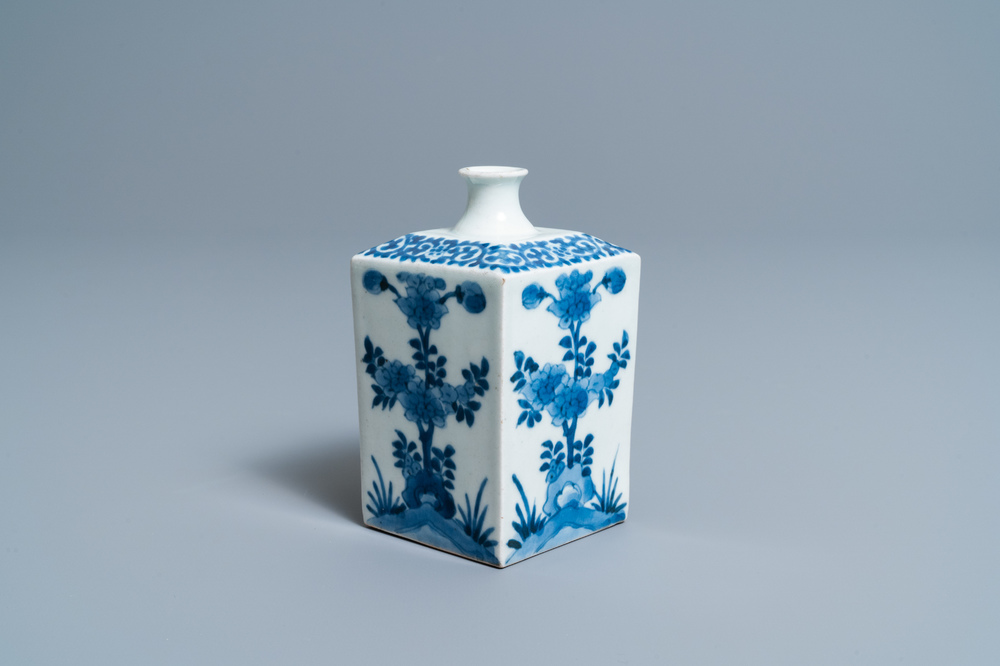 A Japanese square blue and white Kakiemon tea caddy, Edo, 17/18th C.