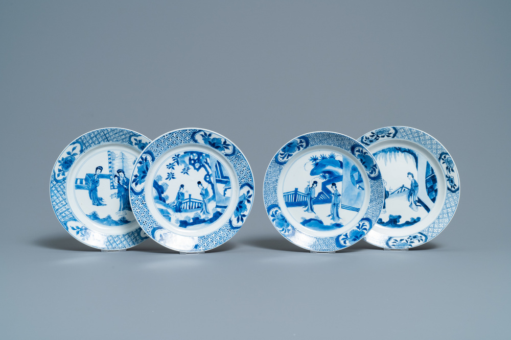 Quatre assiettes en porcelaine de Chine bleu et blanc &agrave; d&eacute;cor de 'Longues Dames', marques de Kangxi et Jiajing, Kangxi