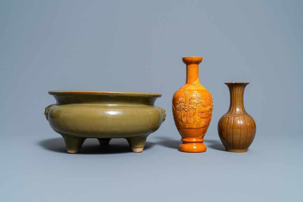 Un br&ucirc;e-parfum en porcelaine de Chine 'teadust' monochrome et deux vases monochromes, Chine, 19&egrave;me