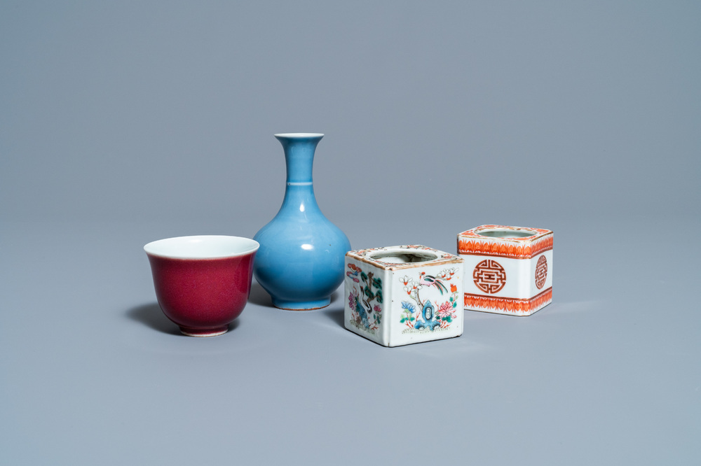 Deux lave-pinceaux, un vase en bleu monochrome et un bol en sang de boeuf en porcelaine de Chine, 19/20&egrave;me