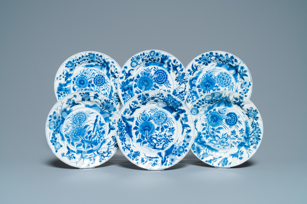 Zes Chinese blauw-witte borden met floraal decor, Kangxi