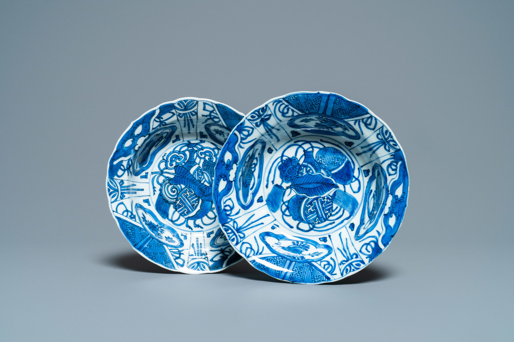 A pair of Chinese blue and white kraak porcelain 'klapmuts' bowls, Wanli