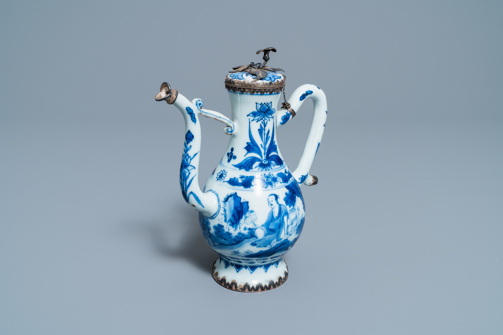 Une verseuse couverte en porcelaine de Chine en bleu et blanc &agrave; monture en argent, &eacute;poque Transition