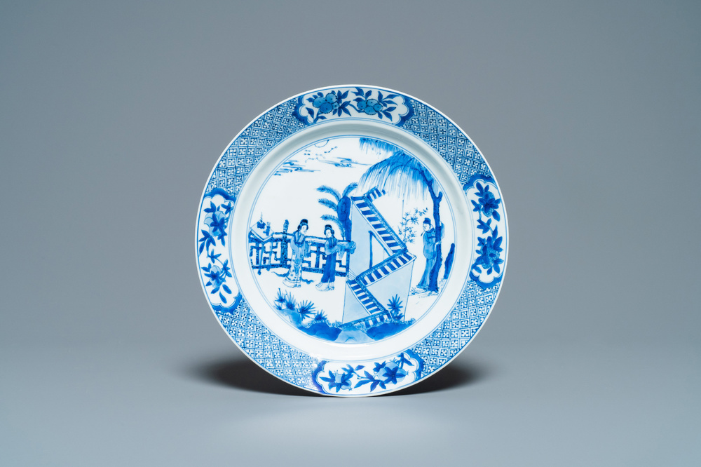 Un plat en porcelaine de Chine en bleu et blanc &agrave; d&eacute;cor d'une sc&egrave;ne du 'Xi Xiang Ji', marque et &eacute;poque de Kangxi