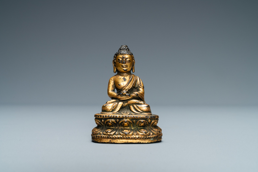 Een Sino-Tibetaanse vergulde bronzen figuur van Boeddha, Ming