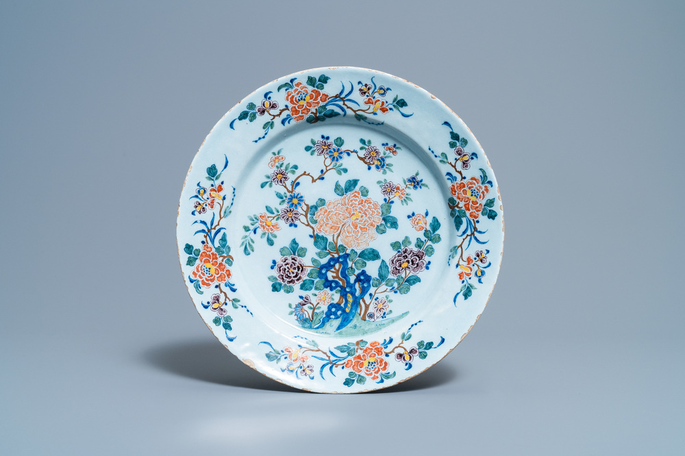 Un plat en fa&iuml;ence de Delft polychrome &agrave; d&eacute;cor floral, 18&egrave;me