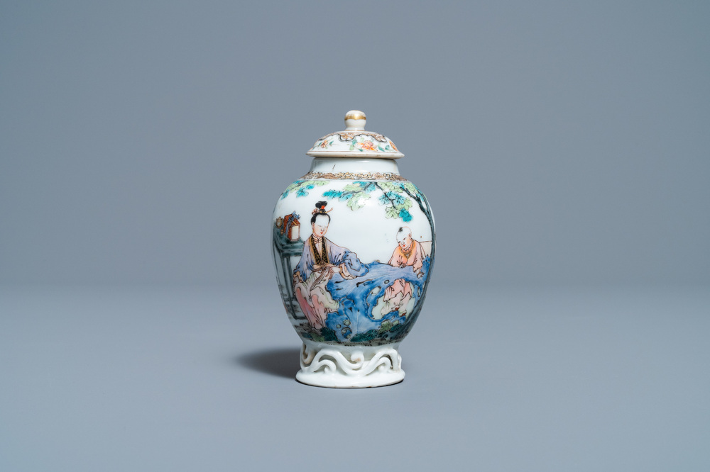 Une bo&icirc;te &agrave; th&eacute; couverte en porcelaine de Chine famille rose, Yongzheng