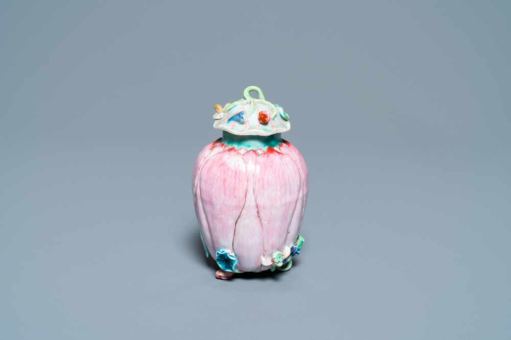 Une bo&icirc;te &agrave; th&eacute; couverte en porcelaine de Chine famille rose en forme de lotus, Yongzheng