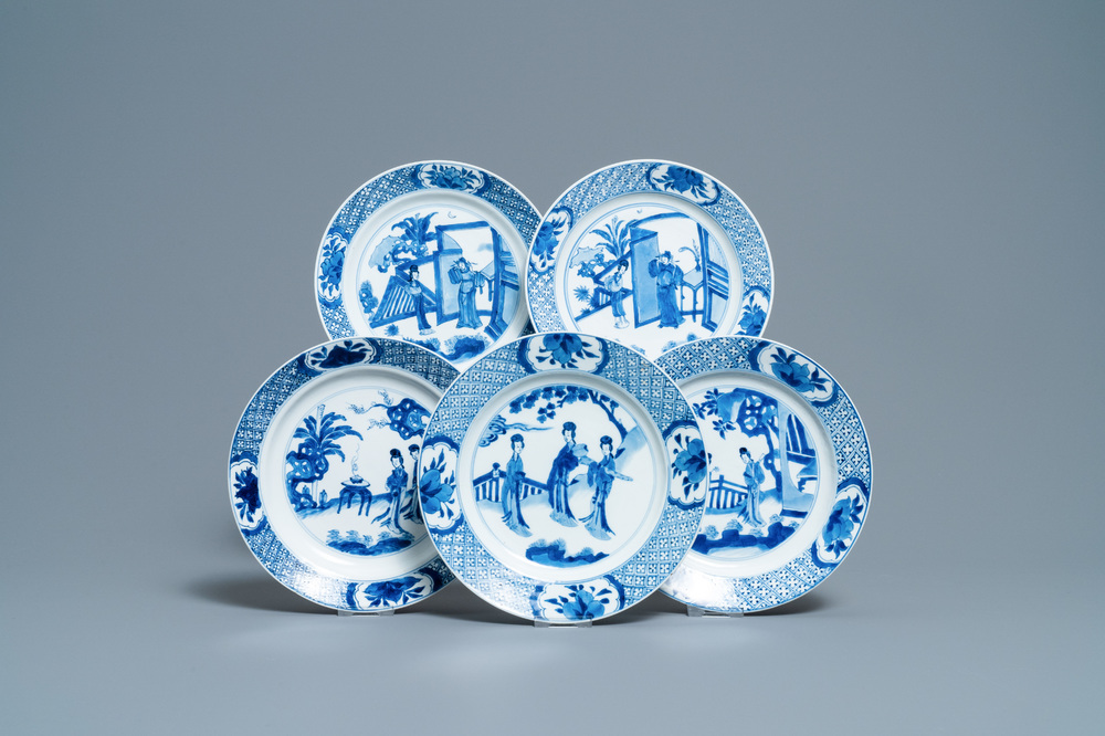 Vijf Chinese blauw-witte borden met figuratieve decors, Kangxi en Chenghua merken, Kangxi
