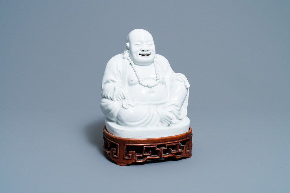 Une figure de Bouddha en porcelaine blanc de Chine de Dehua, Kangxi