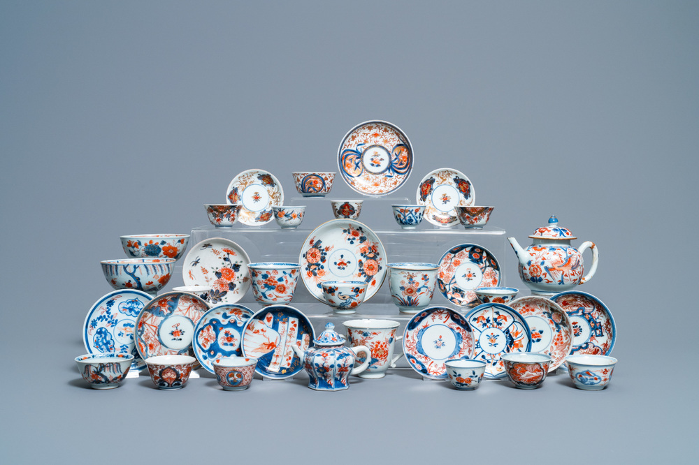 Een collectie voornamelijk Chinees theegoed in blauw-wit, ijzerrood en verguld porselein, Kangxi en later