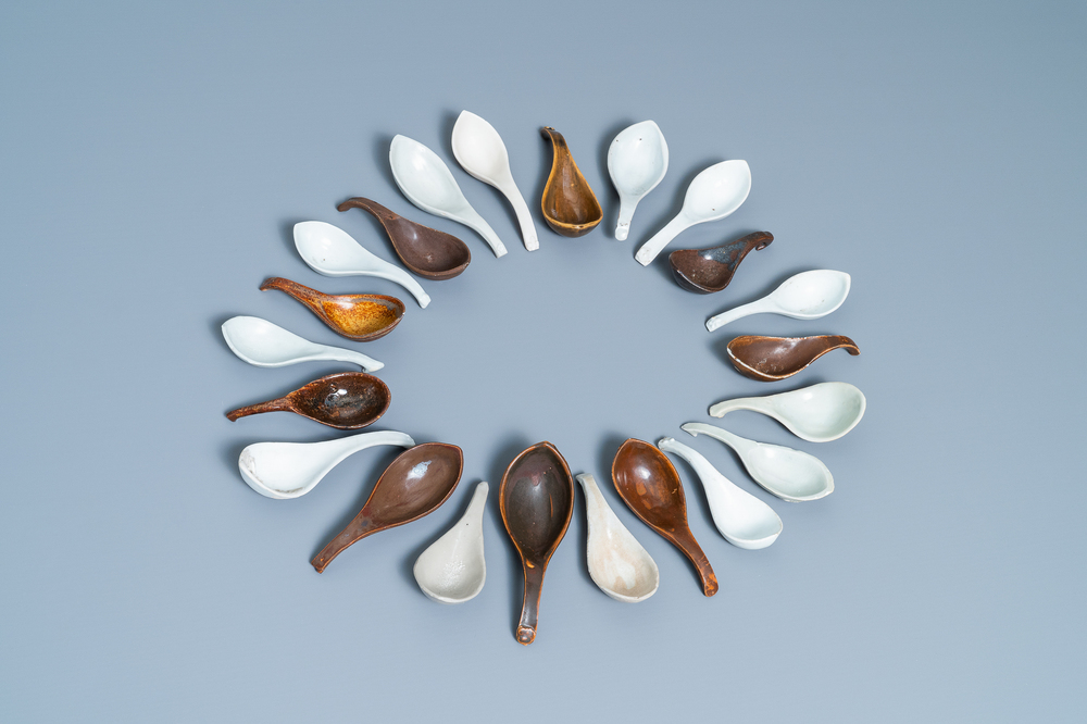 22 Chinese brown- and white-glazed spoons, 17/18th C.