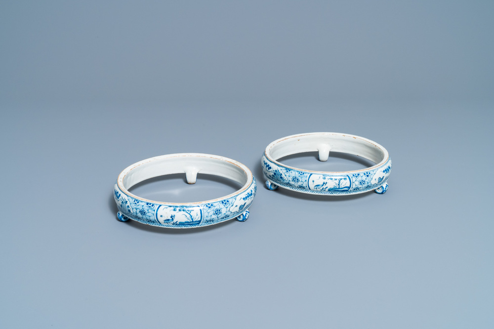 Une paire de supports de plats en fa&iuml;ence de Delft en bleu et blanc, 18&egrave;me