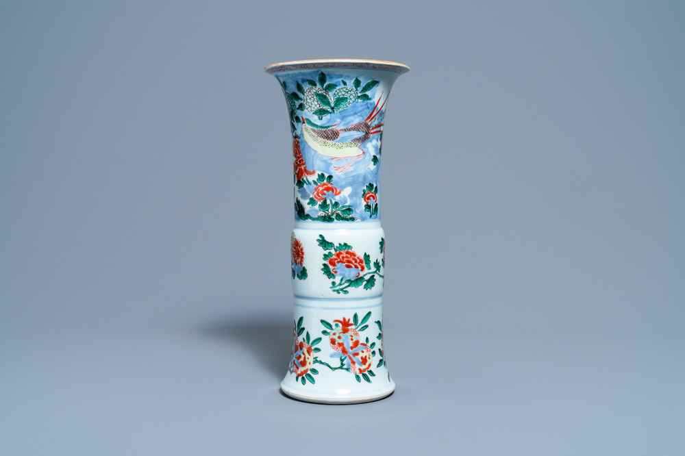 Un vase en porcelaine de Chine wucai &agrave; d&eacute;cor d'un faisan, &eacute;poque Transition