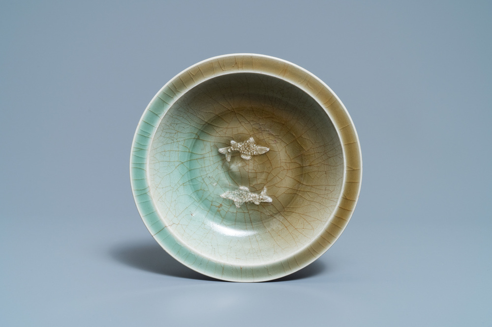 Een Chinese celadon schotel met twee vissen, Song/Yuan