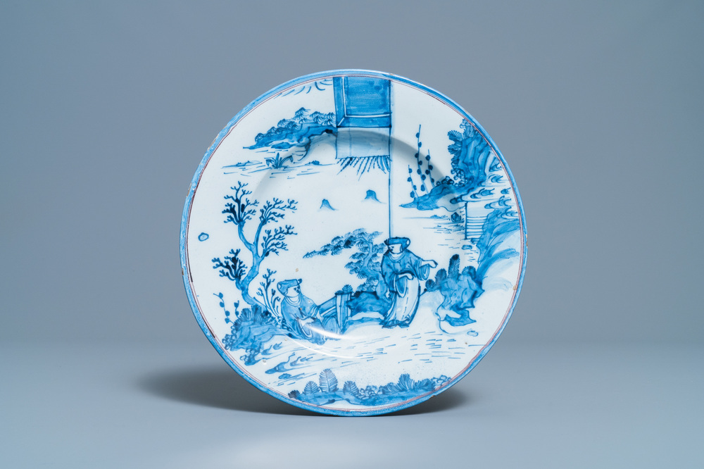 Un plat en fa&iuml;ence de Delft en bleu et blanc &agrave; d&eacute;cor de chinois dans un jardin, 17&egrave;me