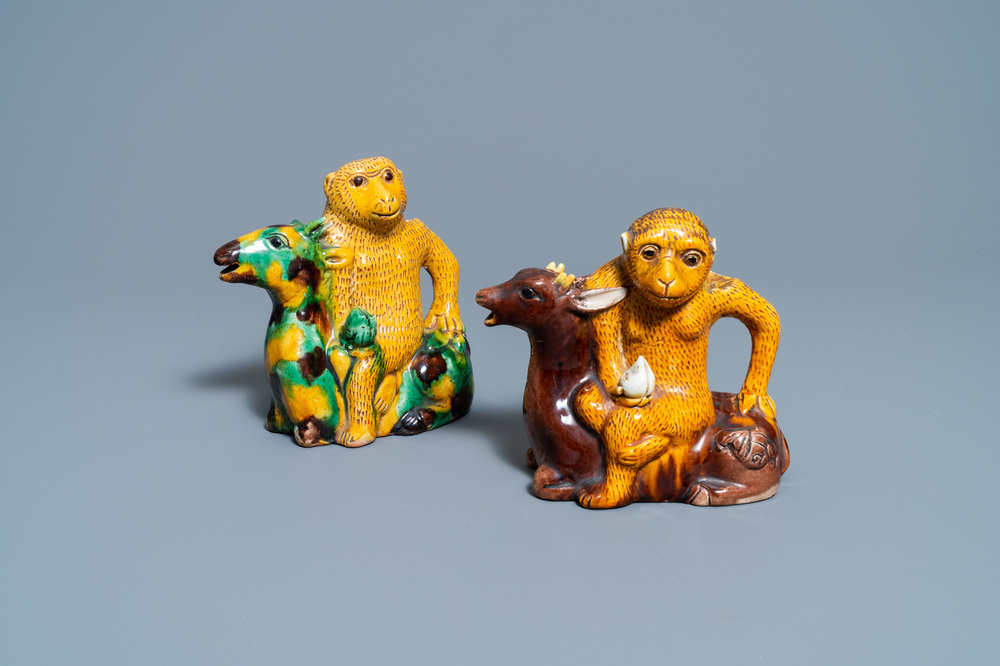 Twee Chinese sancai-geglazuurde kannen in de vorm van een aap op een hert, 19e eeuw