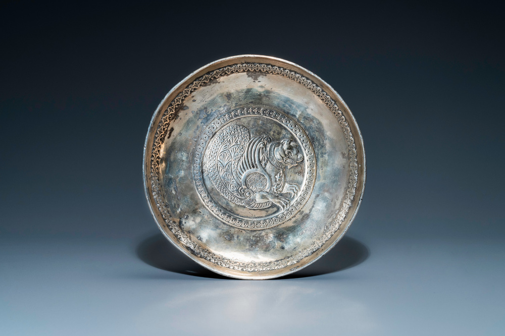 Een Sassanidische zilveren schotel met een simurgh, Perzi&euml;, 6/8e eeuw
