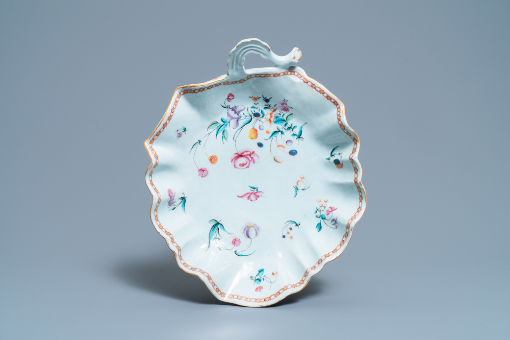 Un pr&eacute;sentoir en forme de feuille en porcelaine de Chine famille rose, Qianlong