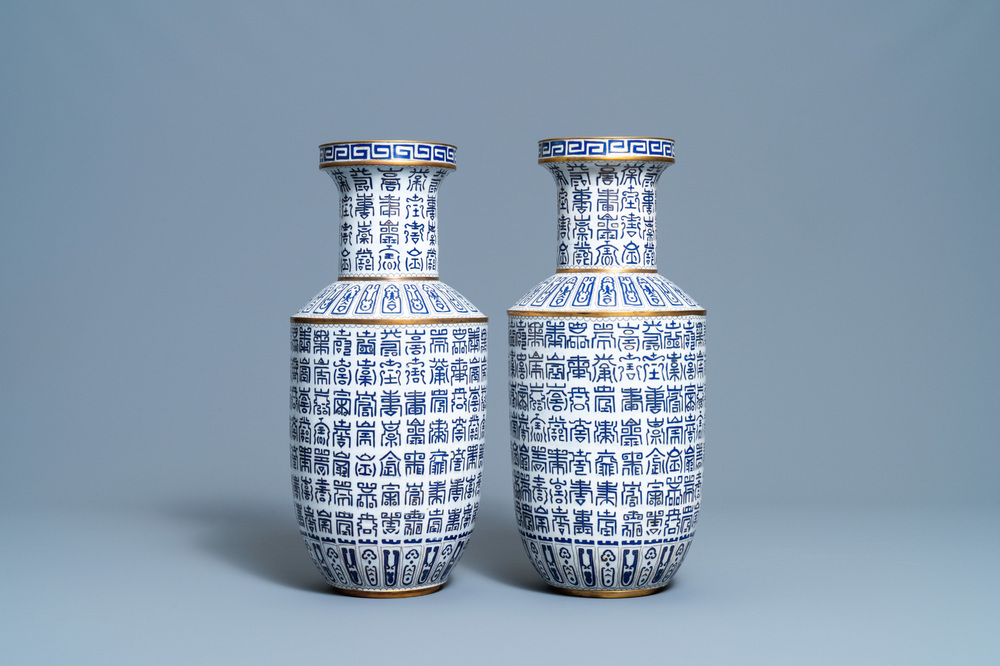 Une paire de vases de forme rouleau en &eacute;maux cloisonn&eacute;s, Chine, R&eacute;publique