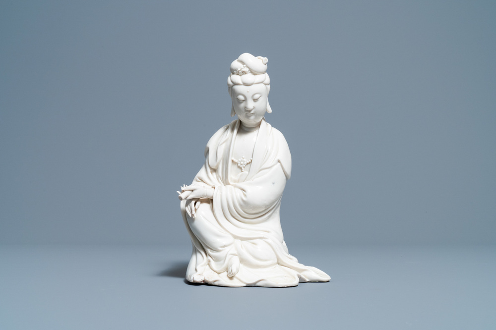 Een Chinese Dehua blanc de Chine figuur van Guanyin, Kangxi