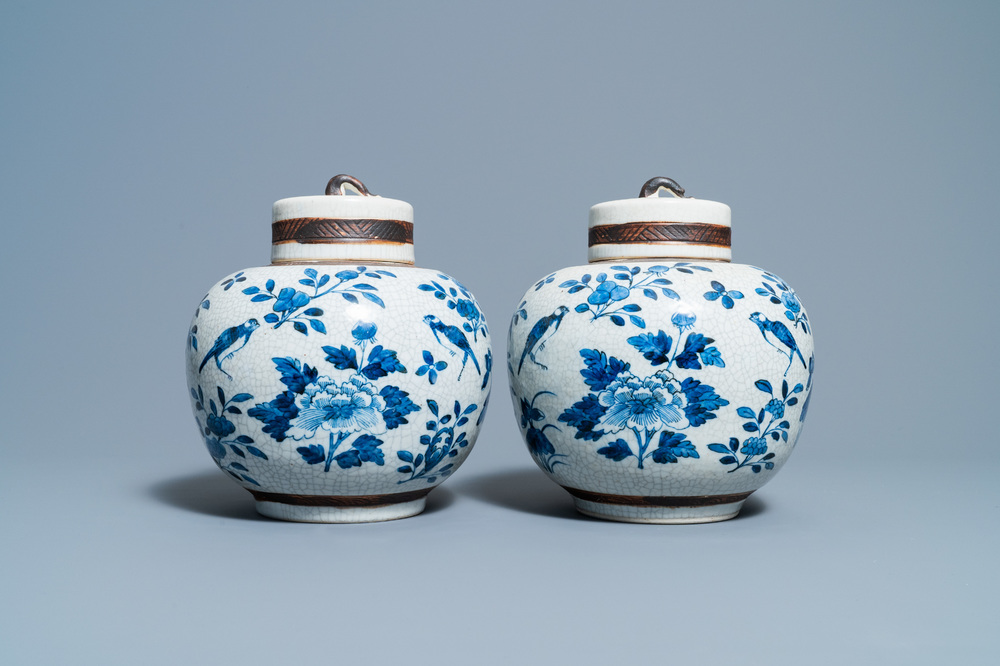 Een paar Chinese blauw-witte Nanking craquel&eacute; dekselpotten, 19e eeuw