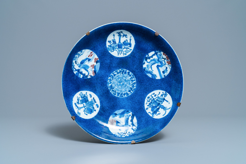 Un plat en porcelaine de Chine &agrave; d&eacute;cor en bleu, blanc et rouge de cuivre sur fond bleu poudr&eacute;, Kangxi